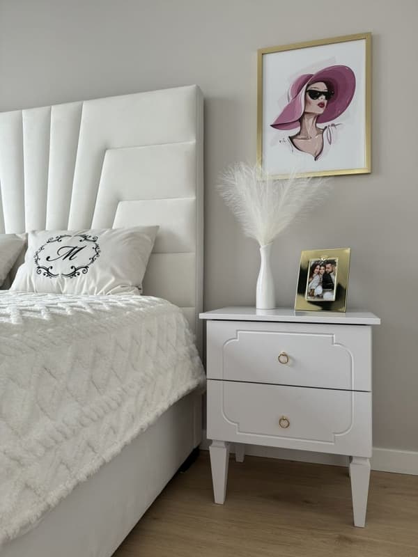 Royal Nattduksbord med Två Lådor - Timeless Vit, Kompakt och Elegant Design för Barn och Föräldrar