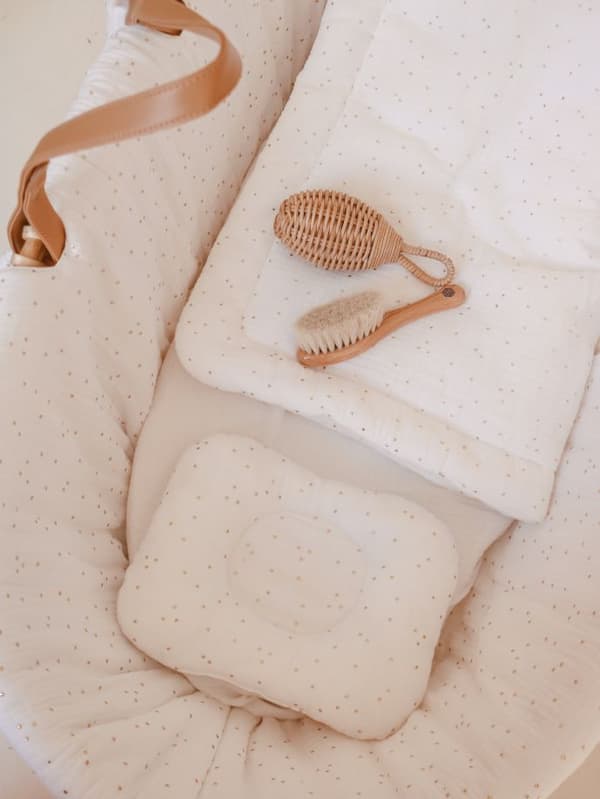 Kurv-sengetøjssæt - bomuldsmusselin, allergivenligt fyld, hovedgærde, Oeko-TEX Standard 100 Golden Dots Snow
