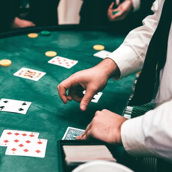 POKERISETTI TAI NOPPASETTI 200 TOKENIIN 2 KAKKAA