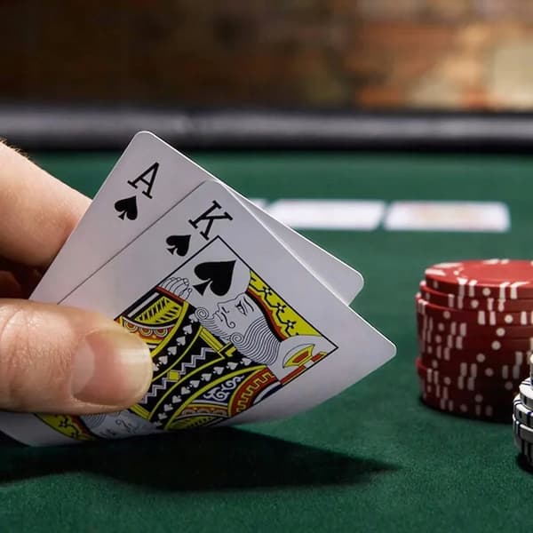 POKERISETTI TAI NOPPASETTI 200 TOKENIIN 2 KAKKAA