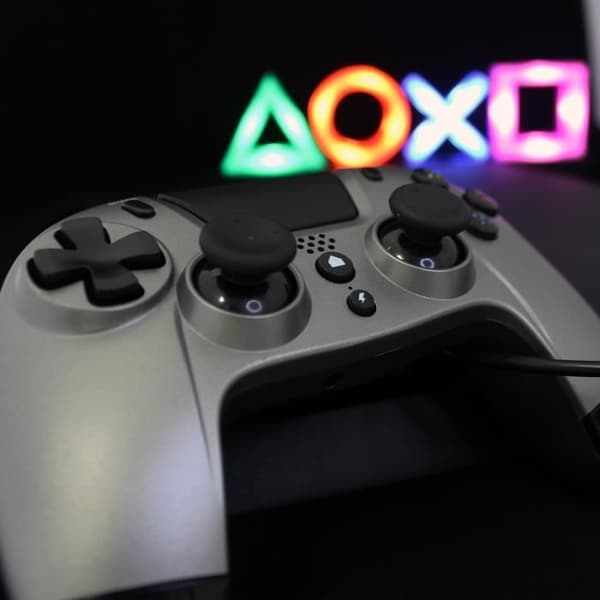 Gioteck - VX4 - Kabelansluten PS4-kontroller - 3.5 Jack-port - Ergonomisk design (titan)