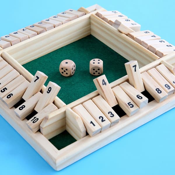 Shut The Box för 4 spelare – klassiskt tärningsspel i trä för hela familjen