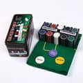 Miniatyrbilde 1 av 3: Pokersett med 200 sjetonger, kortstokk og pokerduk i aluminiumsveske