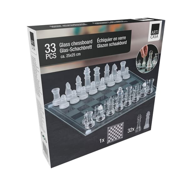 Transparent schackbräde med eleganta glaspjäser