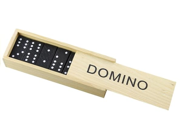 Dominopeli puulaatikossa 28 kpl