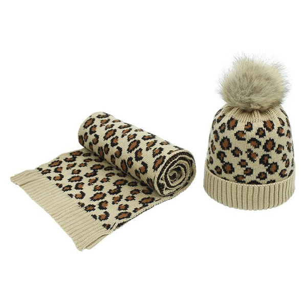 Matchande mössa och halsduk med leopardprint