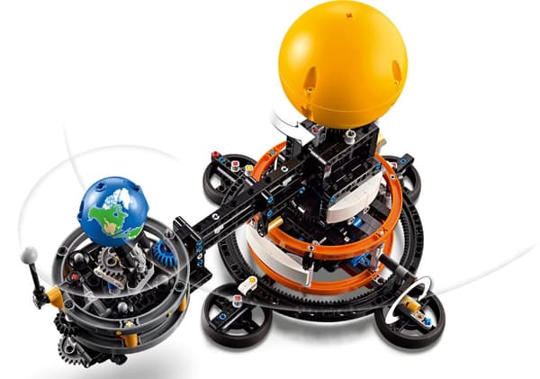 LEGO Technic 42179  - Planet Earth and Moon in Orbit