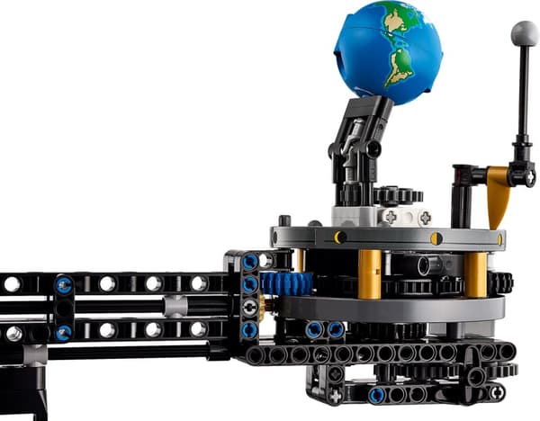LEGO Technic 42179  - Planet Earth and Moon in Orbit