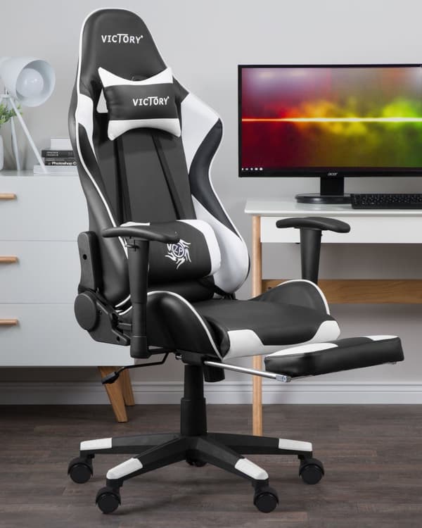Gamingstol Svart Vit Konstläder Justerbara Armstöd och Höjd Fotstöd Modern design