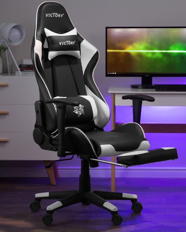Gamingstol Svart Vit Konstläder Justerbara Armstöd och Höjd Fotstöd Modern design