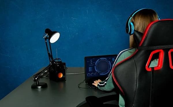 Gaming stol med benstøtte, nakkepude og rygpude - Sort/Rød