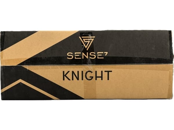 Knight i sort-rødt stof