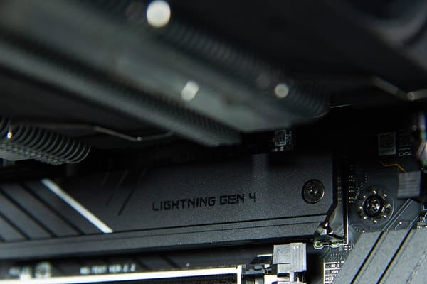 HAL3000 MČR Anniversary Edition 4070 / Intel i5-13600KF/ 32GB DDR5/ RTX 4070/ 1TB PCIe4 SSD/ WiFi/ W11