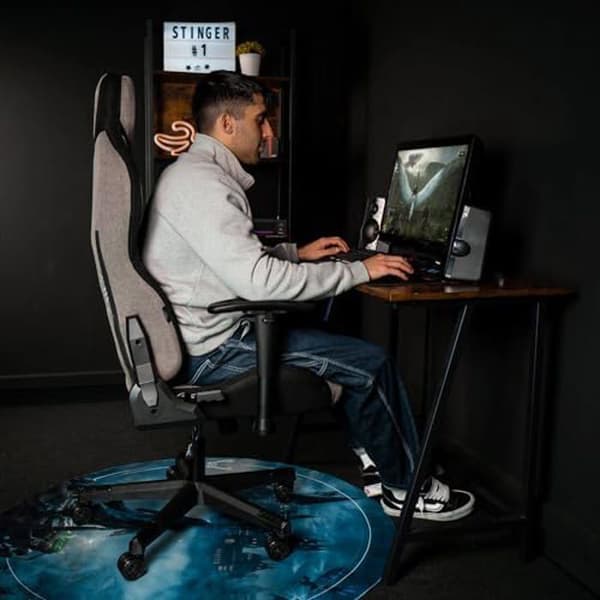 Woxter Stinger StationTitan Dark Kontorsspelstol (gamer, stålaxel, gaslyft, fläckfri tyg, ergonomisk,