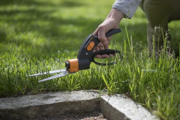 Fiskars GS42 1000589 Servo Grässax