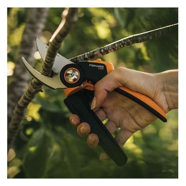 Sax - FISKARS - X-serien - PowerGear-teknologi - Klipper stänger och tjocka grenar