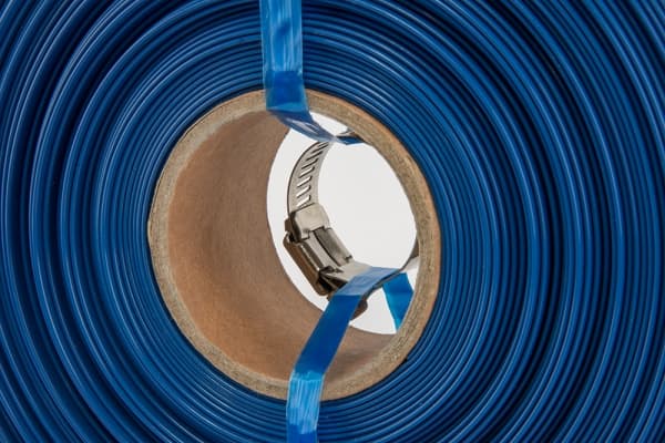 Set med 2 produkter. Flatslange AQUA - FLAT PE / EVA i sett med slangeklemme WP1 - 1 "- 30m