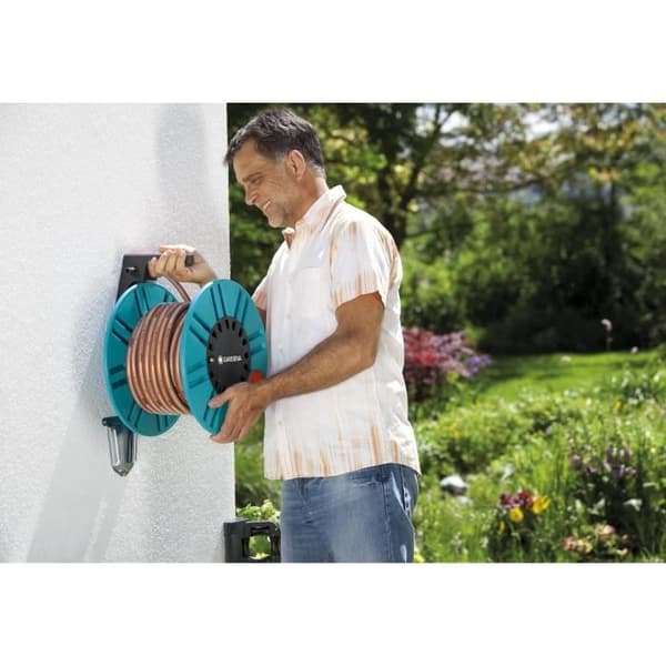 GARDENA Classic 60 väggslangdispenser – Längd max 60m – Lämplig för alla diametrar – Komplett färdigt att använda kit – 5 års garanti