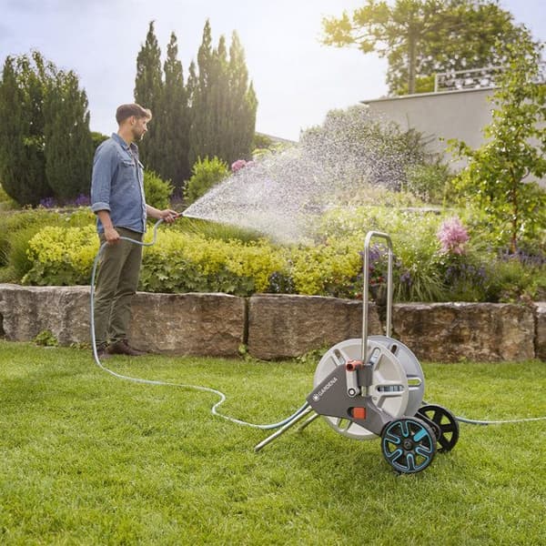 GARDENA CleverRoll® M metallslangupprullare - Klassisk slang 25m Ø15mm - Lämplig för liten trädgård - Komplett set (18543-26)