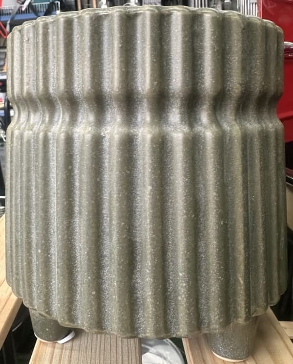 Dekorativ plastik urtepotte med ben 15,5x14,5 cm
