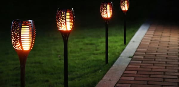 Aurinkokäyttöiset TORCH 36 LED -valaisimet - 4 kpl