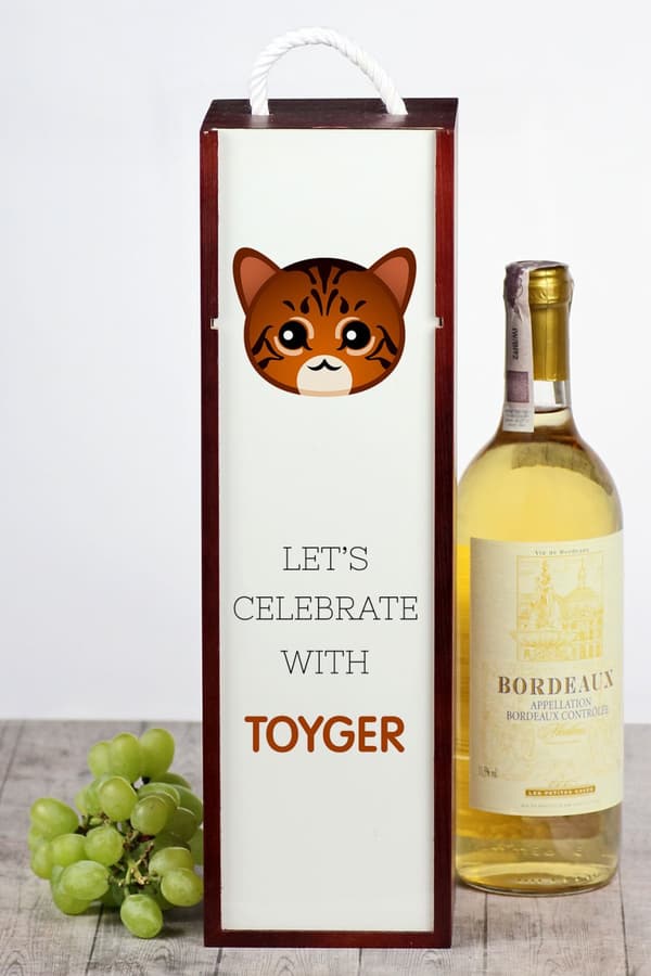 Toyger cat - viinilaatikko grafiikalla ja Art-Dog -brändin merkinnällä