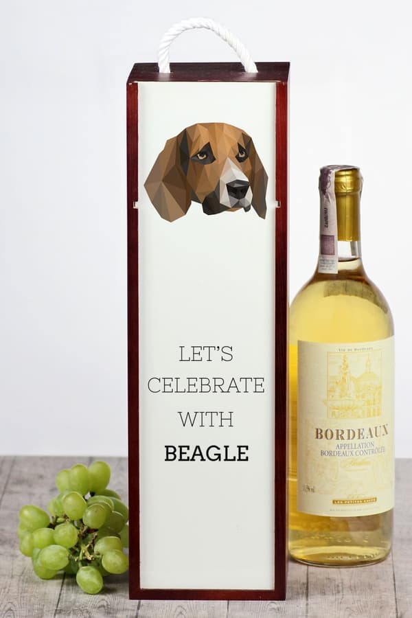 Beagle - geometrinen laatikko, jossa on valokuva ja kirjoitus Art-Dog -viinille
