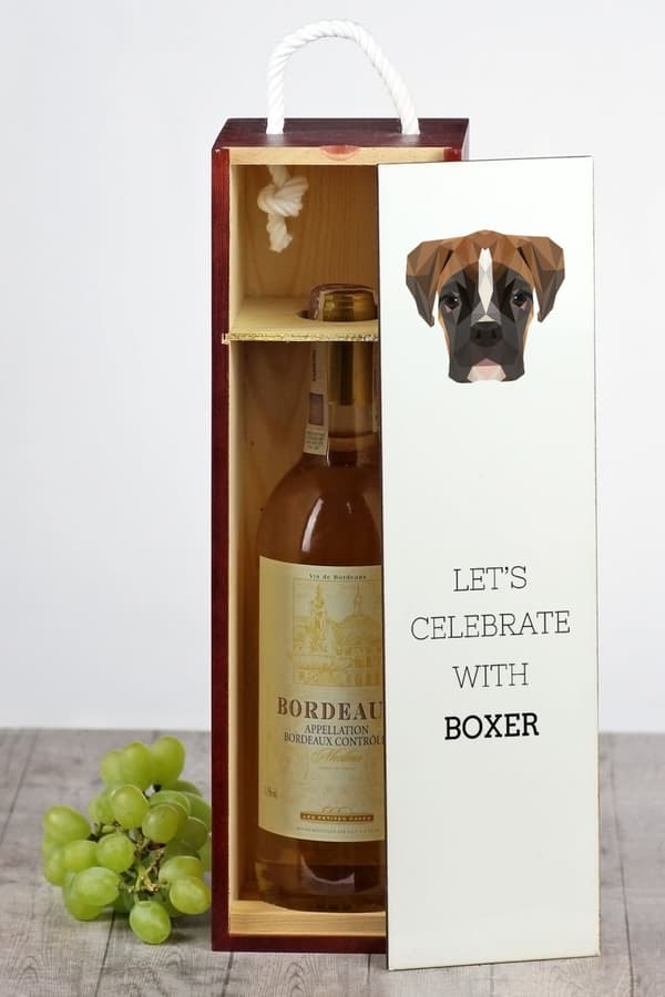 Boxer, Boxer III - en geometrisk låda med ett foto och en inskription för Art-Dog-vin