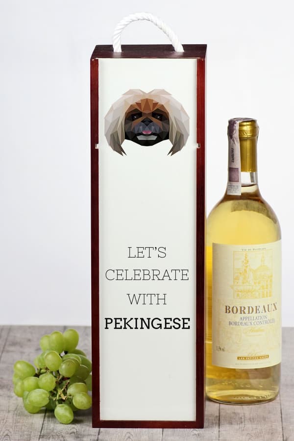 Pekingese - en geometrisk låda med ett foto och en inskription för Art-Dog-vin
