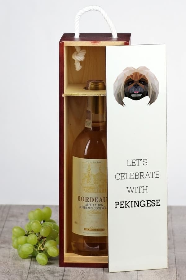Pekingese - en geometrisk låda med ett foto och en inskription för Art-Dog-vin