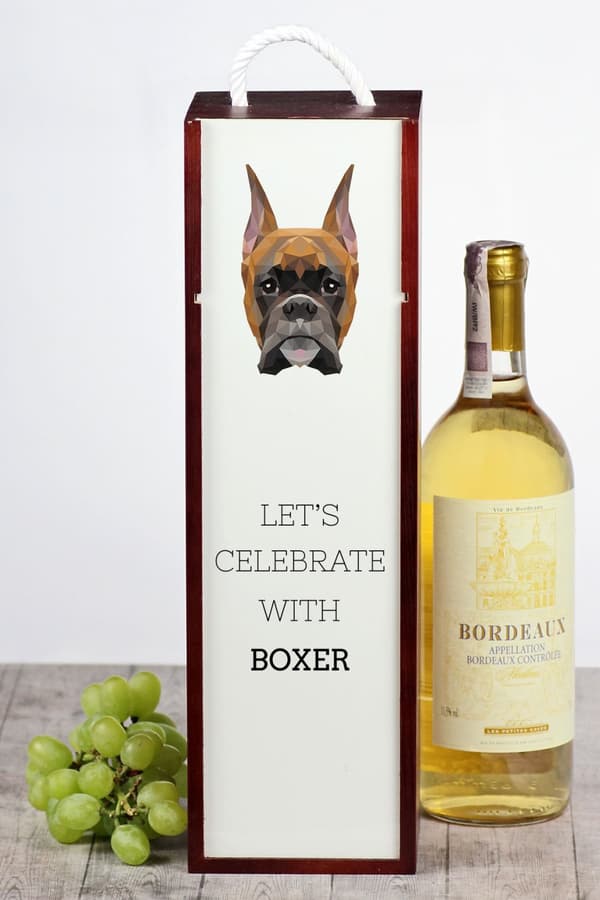 Boxer, Boxer I - en geometrisk æske med et foto og en inskription til Art-Dog vin