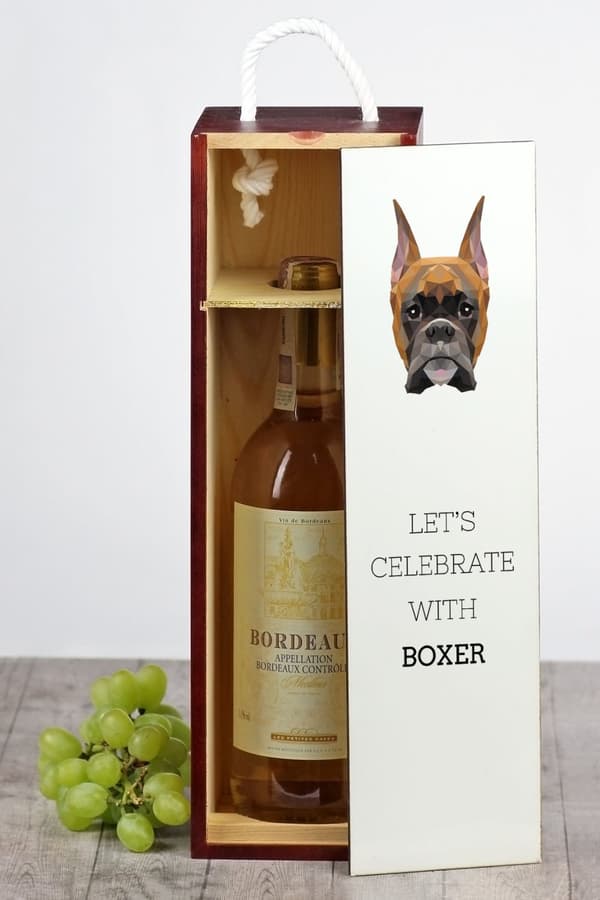 Boxer, Boxer I - en geometrisk æske med et foto og en inskription til Art-Dog vin