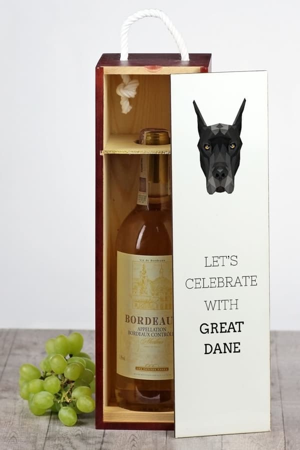 Great Dane - en geometrisk låda med ett foto och en inskription för Art-Dog vin