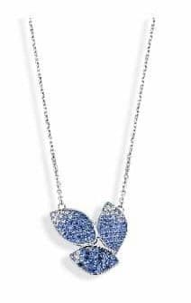 Victoria Silverfärgad halsband med blå och vita stenar i blombladdesign