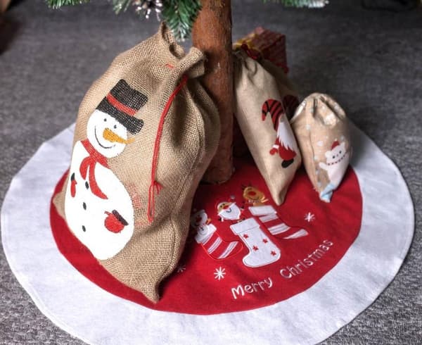 Röd julskirt i trä, matta 80 cm