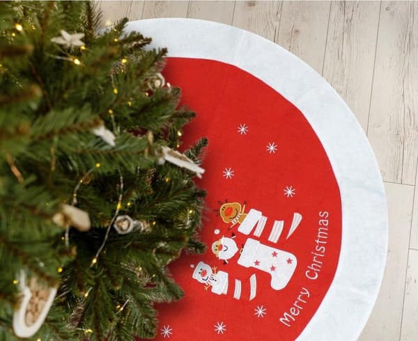 Röd julskirt i trä, matta 80 cm