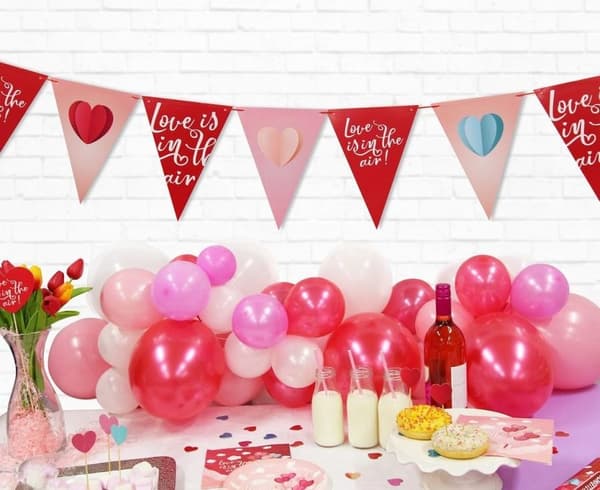 Banner med texten "Love Love is in the air" 270 cm