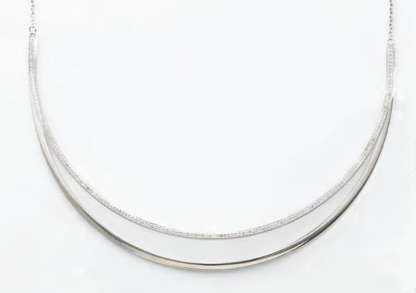 Victoria Silverfärgad Halsband med Vit Ädelsten i Halvmånsform