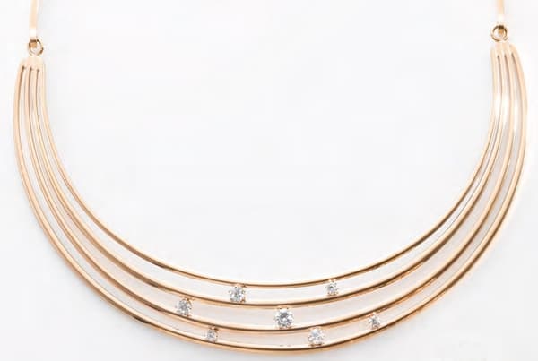 Victoria halsband i roséguld med vita stenar