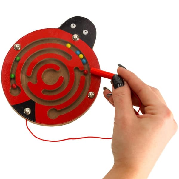 Magnetisk labyrint med nyckelpigabollar