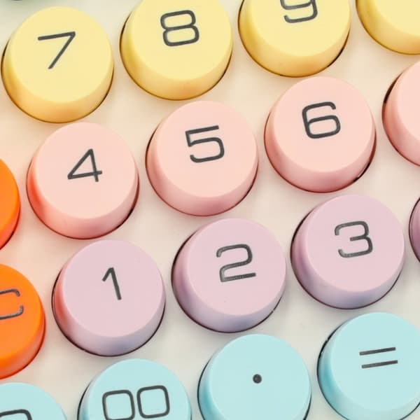 Kontorskalkylator med stora runda knappar
