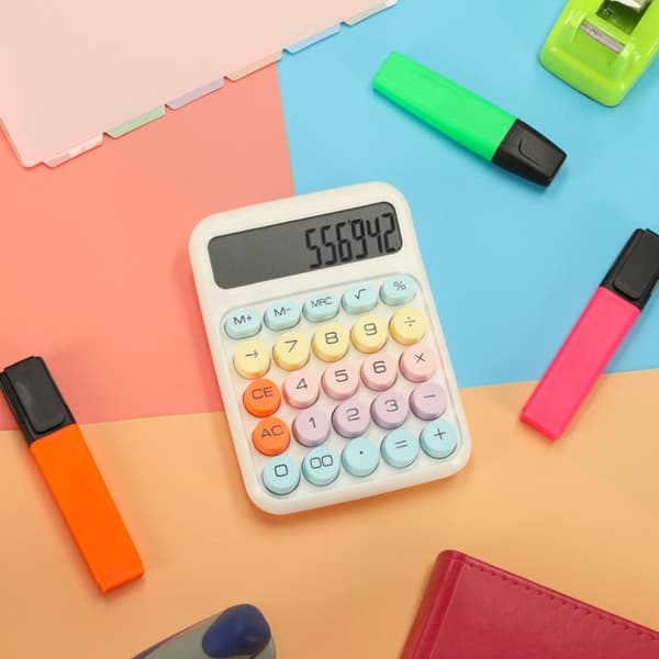 Kontorskalkylator med stora runda knappar