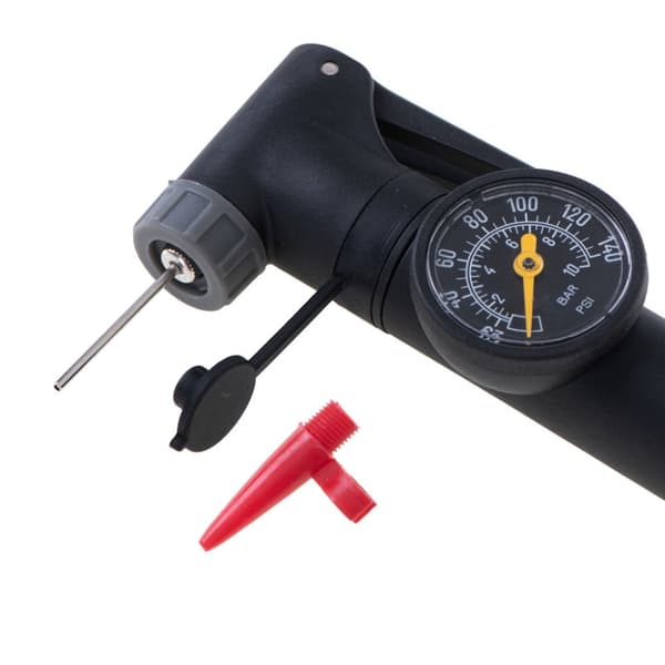Cykelpump med tryckmätare i handtaget