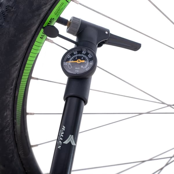 Cykelpump med tryckmätare i handtaget