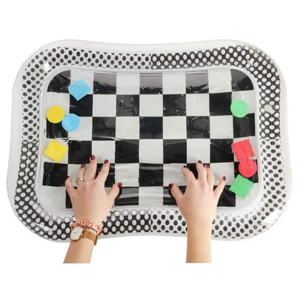 Uppblåsbar vattenmatta i kontrasterande svartvitt schackbräde 65 cm x 50 cm