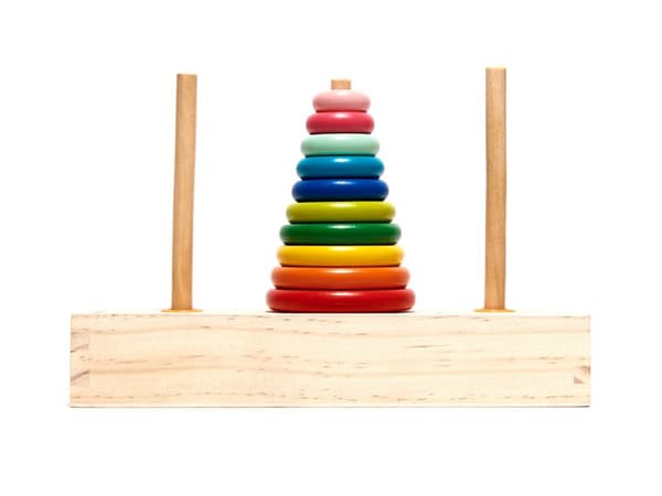 Träpyramid med bastorn, regnbågssorterare