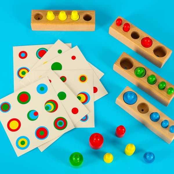 Montessori träcylindervikter färgglada