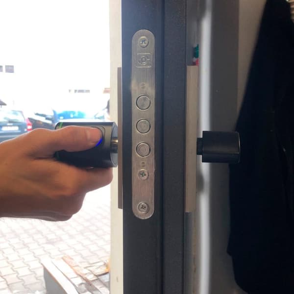 Dörrlås med fingeravtryckscylinder svart