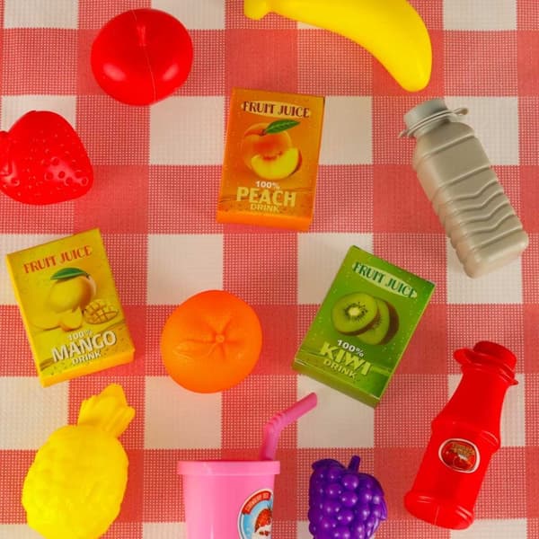 Picknickkorg fruktjuicer drycker mat leksaker
