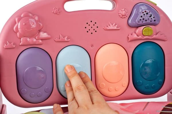 Pedagogisk matta med piano och skallror rosa